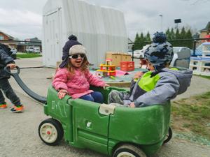 preschoolers in a wagon